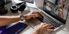 Persona realizando teletrabajo desde casa