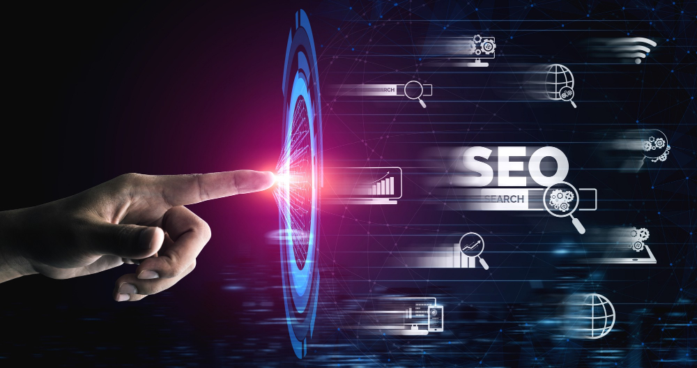 Mano de consultor SEO trabajando en estrategias de posicionamiento web